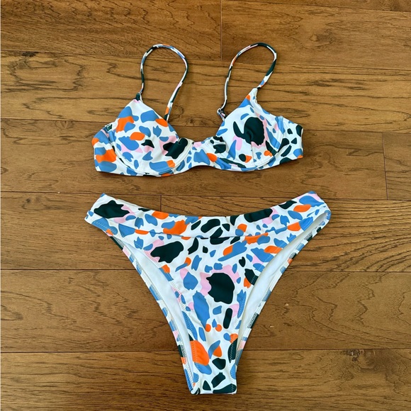 NWOT vibrant print underwire bikini top + high waisted cheeky bottoms set - Picture 7 of 13
